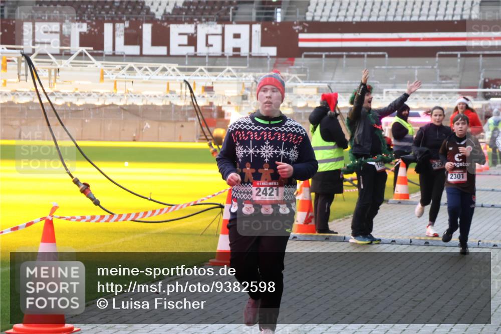 07.12.2025 - St. Pauli X-Mass-Run No. 15 Luisa Fischer http://msf.ph/oto/9382598 07.12.2025 10:49:49 Ziel 2421, 299, 2301, 157, 191, 194, 379, 471, 890, 1019, 1155, 1164, 1166, 1179, 1273, 1274, 1370, 1372, 1663, 2299, 2301, 2421, 2764, 2765, 2921, 2933, 3366, 3369 meine-sportfotos.de