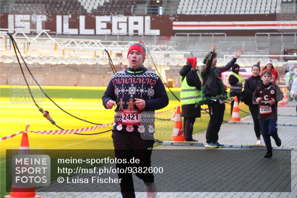 07.12.2025 - St. Pauli X-Mass-Run No. 15 Luisa Fischer http://msf.ph/oto/9382600 07.12.2025 10:49:50 Ziel 15, 2421, 2301, 157, 191, 194, 379, 471, 890, 1019, 1155, 1164, 1166, 1179, 1273, 1274, 1370, 1372, 1663, 2299, 2301, 2340, 2421, 2764, 2765, 2921, 2933, 3366, 3369 meine-sportfotos.de