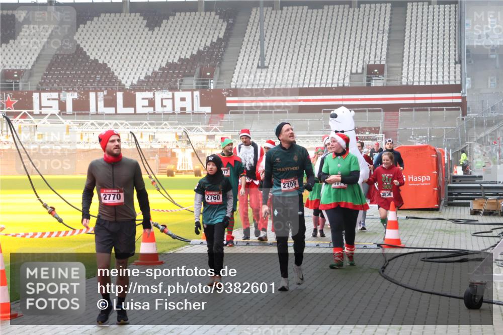 07.12.2025 - St. Pauli X-Mass-Run No. 15 Luisa Fischer http://msf.ph/oto/9382601 07.12.2025 10:13:08 Ziel 2770, 2760, 77, 2758, 3836, 9, 18, 80, 938, 1070, 1072, 1074, 1077, 1397, 2687, 2758, 2760, 2770, 3040, 3428, 3514, 3551, 3557, 3585, 3799, 3834, 3836, 4487 meine-sportfotos.de