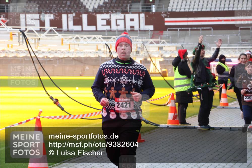 07.12.2025 - St. Pauli X-Mass-Run No. 15 Luisa Fischer http://msf.ph/oto/9382604 07.12.2025 10:49:50 Ziel 2421, 230, 157, 191, 194, 379, 471, 890, 1019, 1155, 1164, 1166, 1179, 1273, 1274, 1370, 1372, 1663, 2299, 2301, 2340, 2421, 2764, 2765, 2921, 2933, 3366, 3369 meine-sportfotos.de