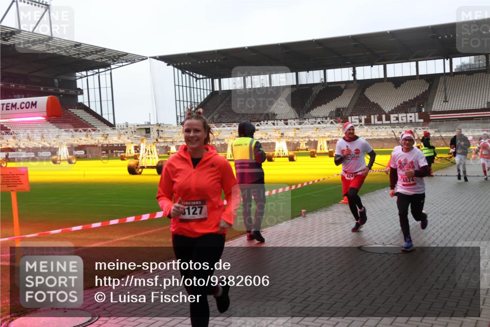 07.12.2025 - St. Pauli X-Mass-Run No. 15 Luisa Fischer http://msf.ph/oto/9382606 07.12.2025 11:23:20 Ziel 3127, 4249, 4824, 21, 69, 520, 1018, 1349, 1391, 1431, 2023, 2373, 2550, 2557, 2985, 3127, 4249, 4824 meine-sportfotos.de