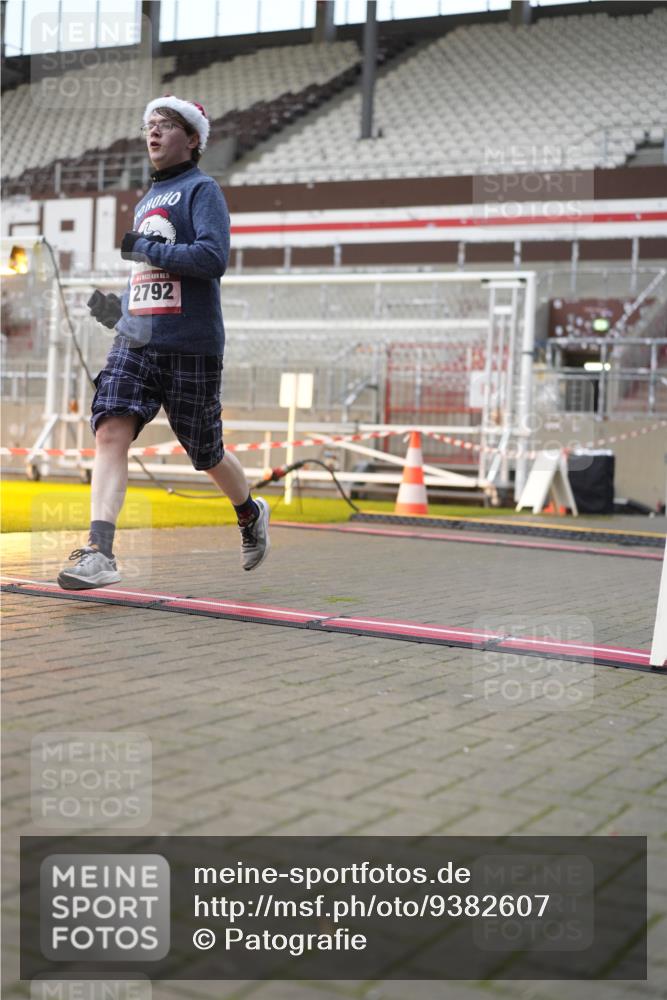 07.12.2025 - St. Pauli X-Mass-Run No. 15 Patografie http://msf.ph/oto/9382607 07.12.2025 10:22:08 Ziel 1371, 1488, 2817, 2818, 2819, 3431, 3736, 3999, 4000, 4415, 4774 meine-sportfotos.de