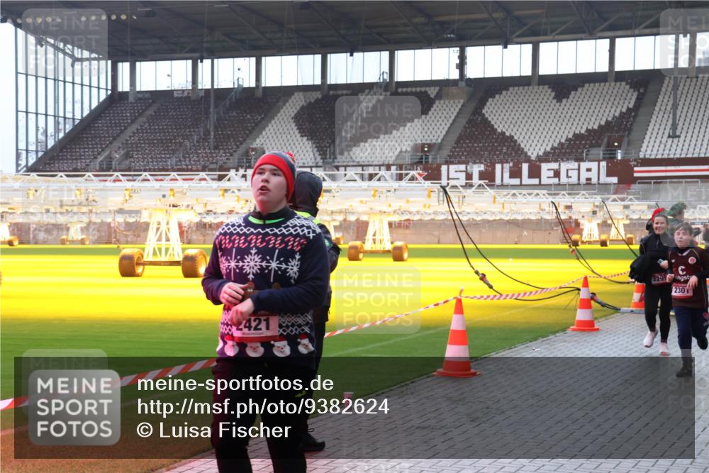 07.12.2025 - St. Pauli X-Mass-Run No. 15 Luisa Fischer http://msf.ph/oto/9382624 07.12.2025 10:49:52 Ziel 2421, 2299, 230, 157, 191, 194, 471, 890, 1019, 1155, 1164, 1166, 1179, 1273, 1274, 1370, 1372, 1663, 2299, 2301, 2338, 2340, 2341, 2421, 2764, 2765, 2777, 2779, 2921, 2933, 3366, 3369, 3380 meine-sportfotos.de