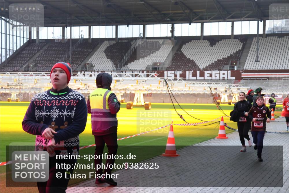 07.12.2025 - St. Pauli X-Mass-Run No. 15 Luisa Fischer http://msf.ph/oto/9382625 07.12.2025 10:49:53 Ziel 2299, 2301, 157, 191, 194, 471, 890, 1155, 1164, 1166, 1179, 1273, 1274, 1370, 1372, 1663, 2299, 2301, 2338, 2340, 2341, 2421, 2764, 2765, 2777, 2779, 2921, 2933, 3366, 3369, 3380 meine-sportfotos.de