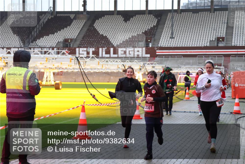 07.12.2025 - St. Pauli X-Mass-Run No. 15 Luisa Fischer http://msf.ph/oto/9382634 07.12.2025 10:49:54 Ziel 2301, 890, 5, 157, 191, 194, 471, 890, 1155, 1164, 1166, 1179, 1232, 1273, 1274, 1370, 1372, 1663, 2299, 2301, 2338, 2340, 2341, 2421, 2764, 2765, 2777, 2779, 2921, 2933, 3366, 3369, 3380 meine-sportfotos.de