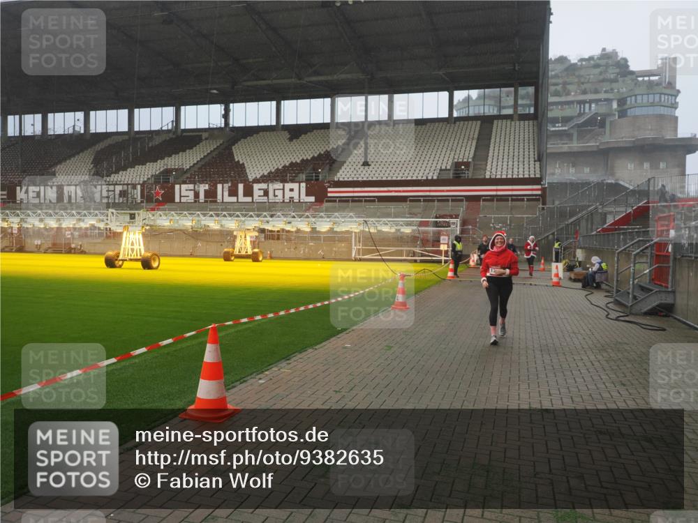 07.12.2025 - St. Pauli X-Mass-Run No. 15 Fabian Wolf http://msf.ph/oto/9382635 07.12.2025 10:10:09 Ziel 962, 1256, 1257, 1399, 1678, 1732, 2502, 2504, 2560, 3245, 3246, 3410, 3411, 4358, 4507 meine-sportfotos.de