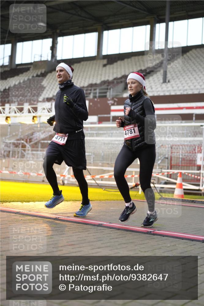 07.12.2025 - St. Pauli X-Mass-Run No. 15 Patografie http://msf.ph/oto/9382647 07.12.2025 10:22:18 Ziel 1371, 2184, 2817, 2818, 2819, 3431, 3736, 4771, 4774, 4781 meine-sportfotos.de
