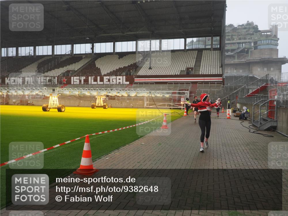 07.12.2025 - St. Pauli X-Mass-Run No. 15 Fabian Wolf http://msf.ph/oto/9382648 07.12.2025 10:10:10 Ziel 962, 1399, 1678, 1732, 2502, 2504, 2560, 3245, 3246, 3410, 3411, 4358, 4507 meine-sportfotos.de