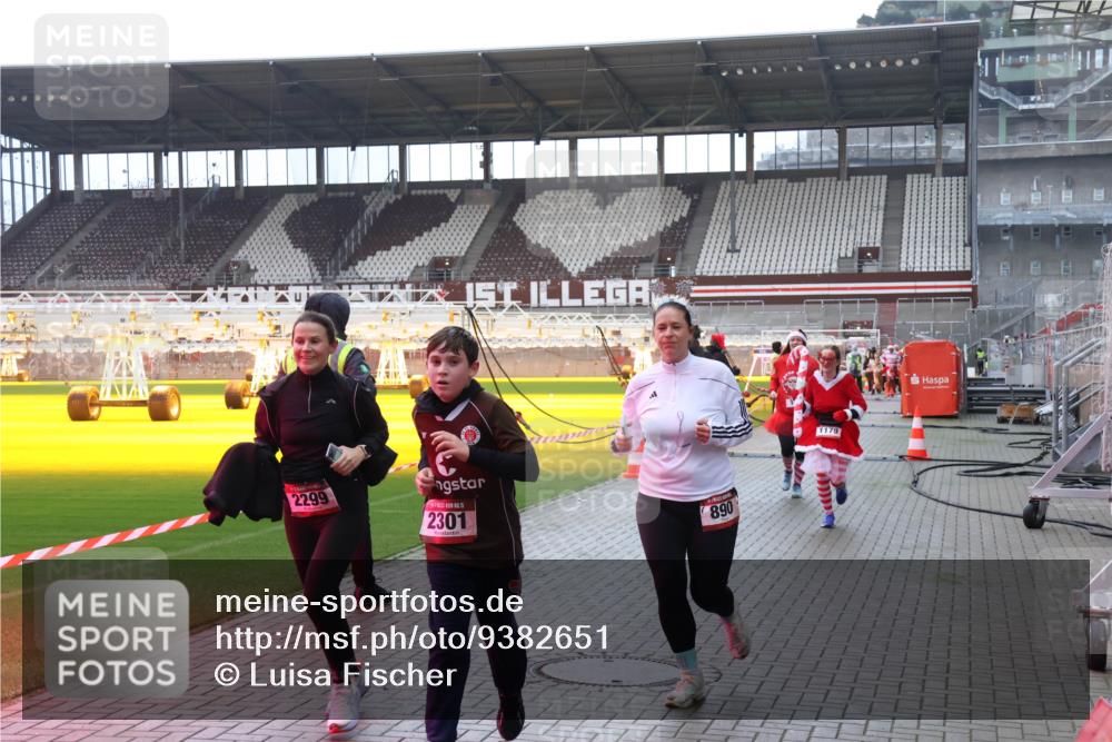 07.12.2025 - St. Pauli X-Mass-Run No. 15 Luisa Fischer http://msf.ph/oto/9382651 07.12.2025 10:49:56 Ziel 2299, 15, 2301, 890, 1179, 157, 191, 194, 471, 890, 916, 1035, 1155, 1166, 1179, 1232, 1273, 1274, 1370, 1372, 1663, 2299, 2301, 2338, 2340, 2341, 2421, 2764, 2765, 2777, 2779, 2921, 2933, 3366, 3369, 3380 meine-sportfotos.de