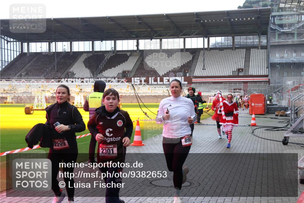 07.12.2025 - St. Pauli X-Mass-Run No. 15 Luisa Fischer http://msf.ph/oto/9382653 07.12.2025 10:49:56 Ziel 2299, 5, 2301, 890, 1179, 157, 191, 194, 471, 890, 916, 1035, 1155, 1166, 1179, 1232, 1273, 1274, 1370, 1372, 1663, 2299, 2301, 2338, 2340, 2341, 2421, 2764, 2765, 2777, 2779, 2921, 2933, 3366, 3369, 3380 meine-sportfotos.de