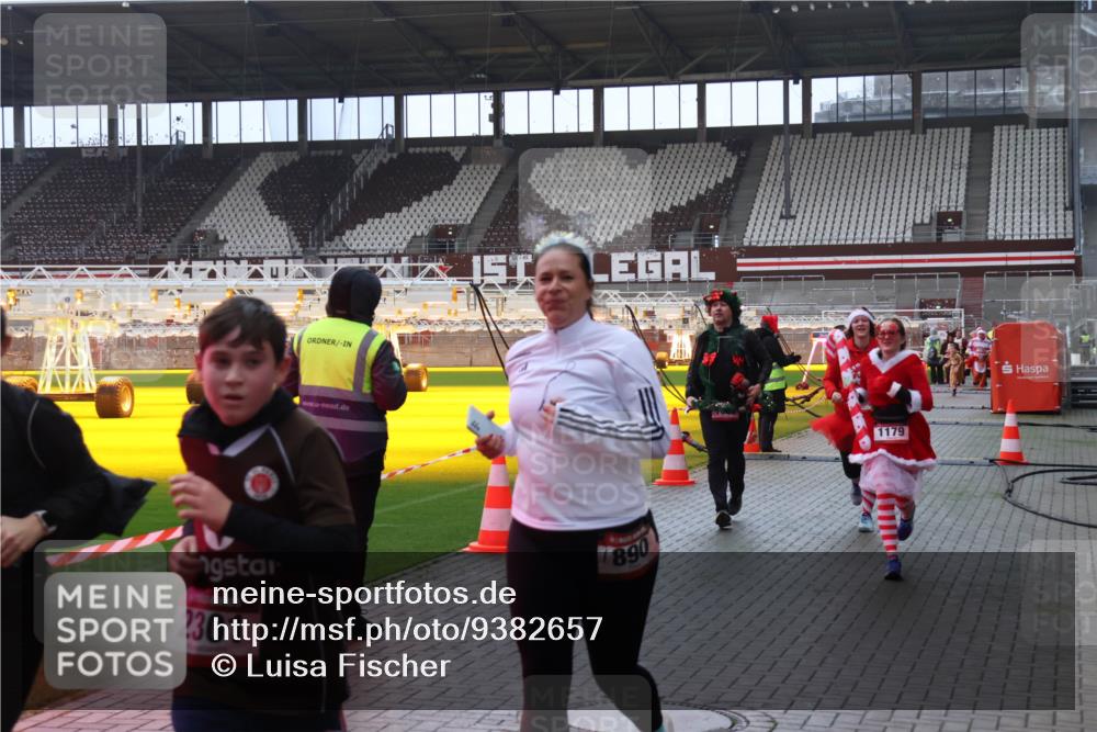 07.12.2025 - St. Pauli X-Mass-Run No. 15 Luisa Fischer http://msf.ph/oto/9382657 07.12.2025 10:49:56 Ziel 2301, 890, 1179, 157, 191, 194, 471, 890, 916, 1035, 1155, 1166, 1179, 1232, 1273, 1274, 1370, 1372, 1663, 2299, 2301, 2338, 2340, 2341, 2421, 2764, 2765, 2777, 2779, 2921, 2933, 3366, 3369, 3380 meine-sportfotos.de