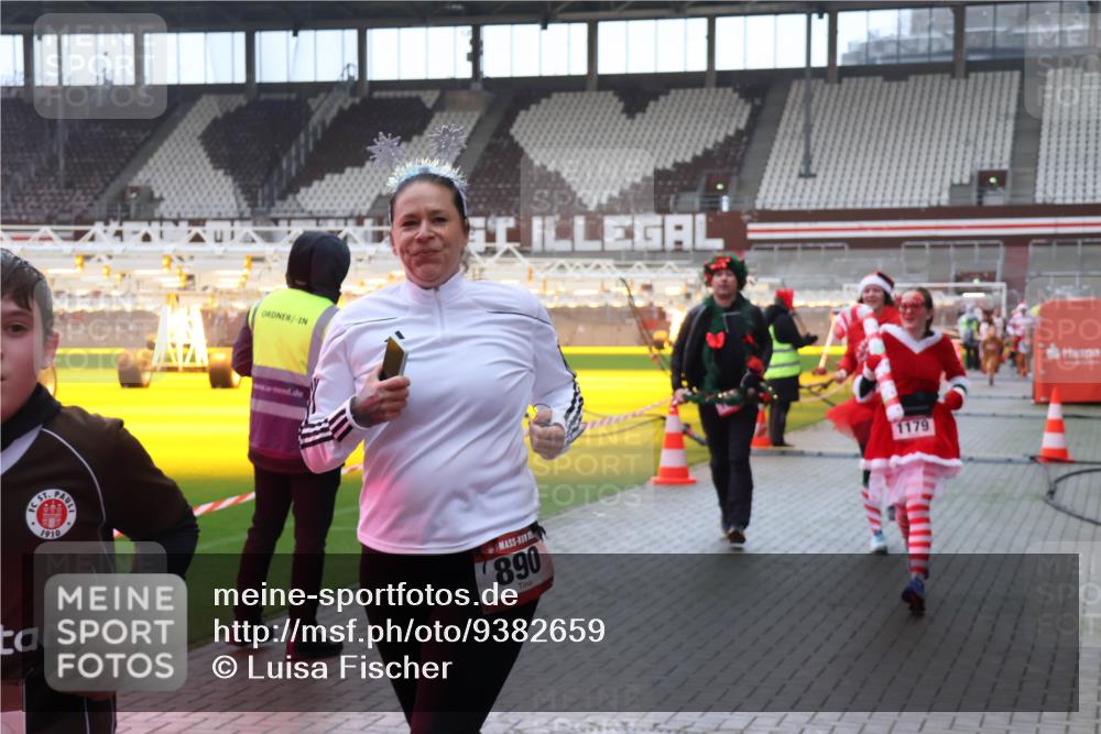 07.12.2025 - St. Pauli X-Mass-Run No. 15 Luisa Fischer http://msf.ph/oto/9382659 07.12.2025 10:49:57 Ziel 1910, 890, 1179, 157, 191, 194, 471, 890, 916, 1035, 1155, 1179, 1232, 1273, 1274, 1370, 1372, 1663, 2100, 2201, 2299, 2301, 2338, 2340, 2341, 2421, 2764, 2765, 2777, 2779, 2921, 2933, 3366, 3369, 3380 meine-sportfotos.de