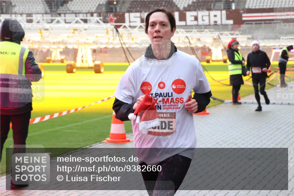 07.12.2025 - St. Pauli X-Mass-Run No. 15 Luisa Fischer http://msf.ph/oto/9382660 07.12.2025 11:23:27 Ziel 15, 2973, 21, 69, 520, 1018, 1141, 2023, 2373, 2821, 2823, 4249, 4824 meine-sportfotos.de