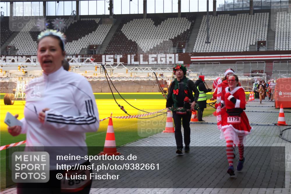 07.12.2025 - St. Pauli X-Mass-Run No. 15 Luisa Fischer http://msf.ph/oto/9382661 07.12.2025 10:49:57 Ziel 890, 1179, 157, 191, 194, 471, 890, 916, 1035, 1155, 1179, 1232, 1273, 1274, 1370, 1372, 1663, 2100, 2201, 2299, 2301, 2338, 2340, 2341, 2421, 2764, 2765, 2777, 2779, 2921, 2933, 3366, 3369, 3380 meine-sportfotos.de