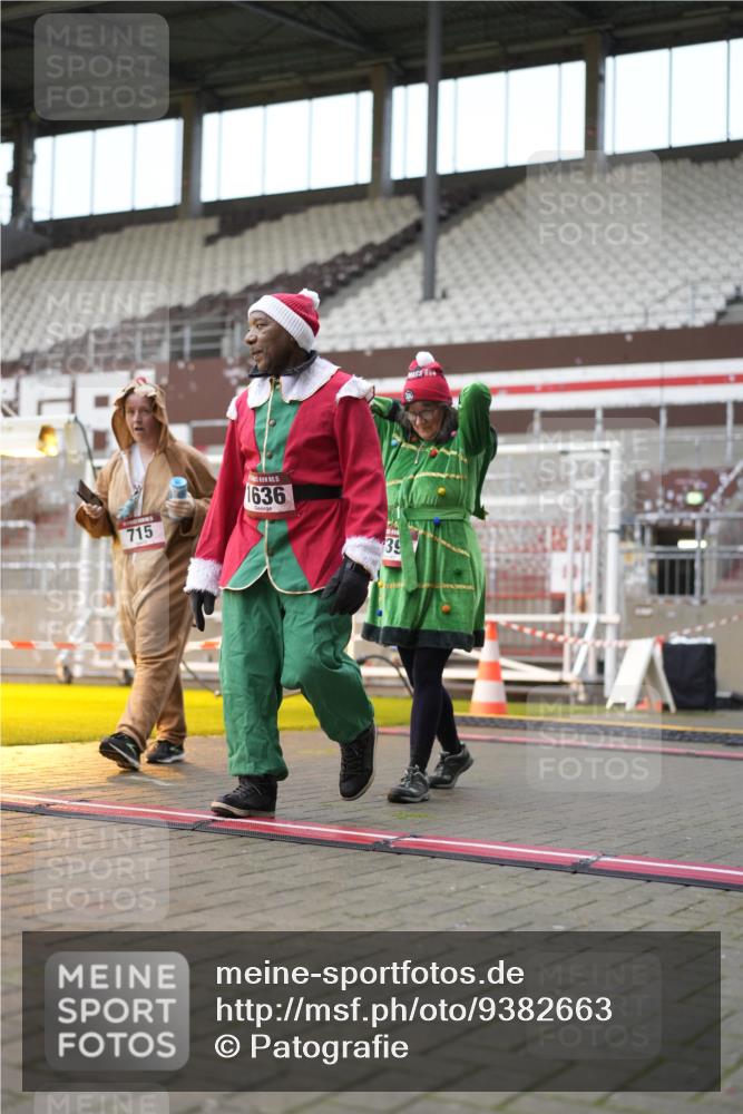07.12.2025 - St. Pauli X-Mass-Run No. 15 Patografie http://msf.ph/oto/9382663 07.12.2025 10:22:28 Ziel 715, 739, 1636, 2184, 4771, 4781 meine-sportfotos.de