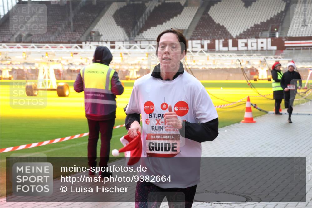07.12.2025 - St. Pauli X-Mass-Run No. 15 Luisa Fischer http://msf.ph/oto/9382664 07.12.2025 11:23:27 Ziel 15, 2375, 21, 69, 520, 1018, 1141, 2023, 2373, 2821, 2823, 4249, 4824 meine-sportfotos.de