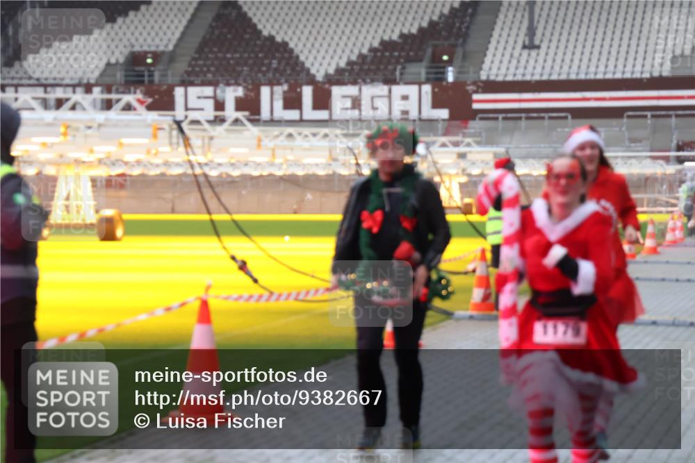 07.12.2025 - St. Pauli X-Mass-Run No. 15 Luisa Fischer http://msf.ph/oto/9382667 07.12.2025 10:49:58 Ziel 157, 191, 194, 471, 890, 916, 1035, 1155, 1179, 1232, 1273, 1274, 1370, 1372, 1663, 2100, 2201, 2299, 2301, 2338, 2340, 2341, 2421, 2764, 2765, 2777, 2779, 2921, 2933, 3030, 3366, 3369, 3380 meine-sportfotos.de