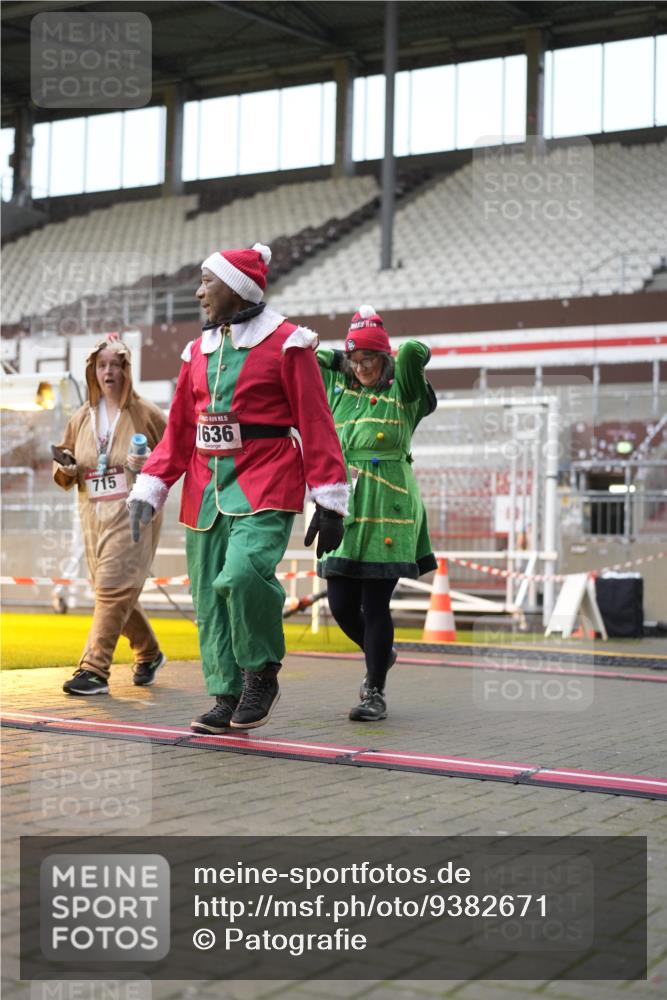 07.12.2025 - St. Pauli X-Mass-Run No. 15 Patografie http://msf.ph/oto/9382671 07.12.2025 10:22:29 Ziel 715, 739, 1636, 2184, 4771, 4781 meine-sportfotos.de