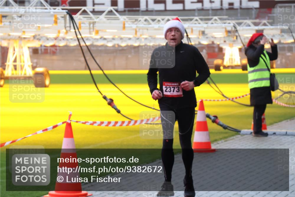 07.12.2025 - St. Pauli X-Mass-Run No. 15 Luisa Fischer http://msf.ph/oto/9382672 07.12.2025 11:23:30 Ziel 2373, 21, 69, 520, 714, 1018, 1141, 2023, 2373, 2821, 2823, 4249, 4824 meine-sportfotos.de