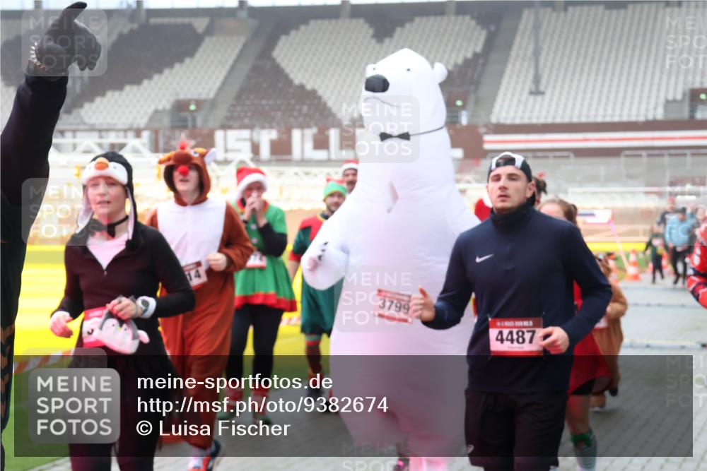 07.12.2025 - St. Pauli X-Mass-Run No. 15 Luisa Fischer http://msf.ph/oto/9382674 07.12.2025 10:13:15 Ziel 3799, 4487, 9, 18, 80, 938, 1070, 1072, 1074, 1077, 1397, 1733, 2687, 2711, 2712, 2758, 2760, 2770, 3040, 3428, 3514, 3551, 3557, 3585, 3588, 3799, 3834, 3836, 4487 meine-sportfotos.de