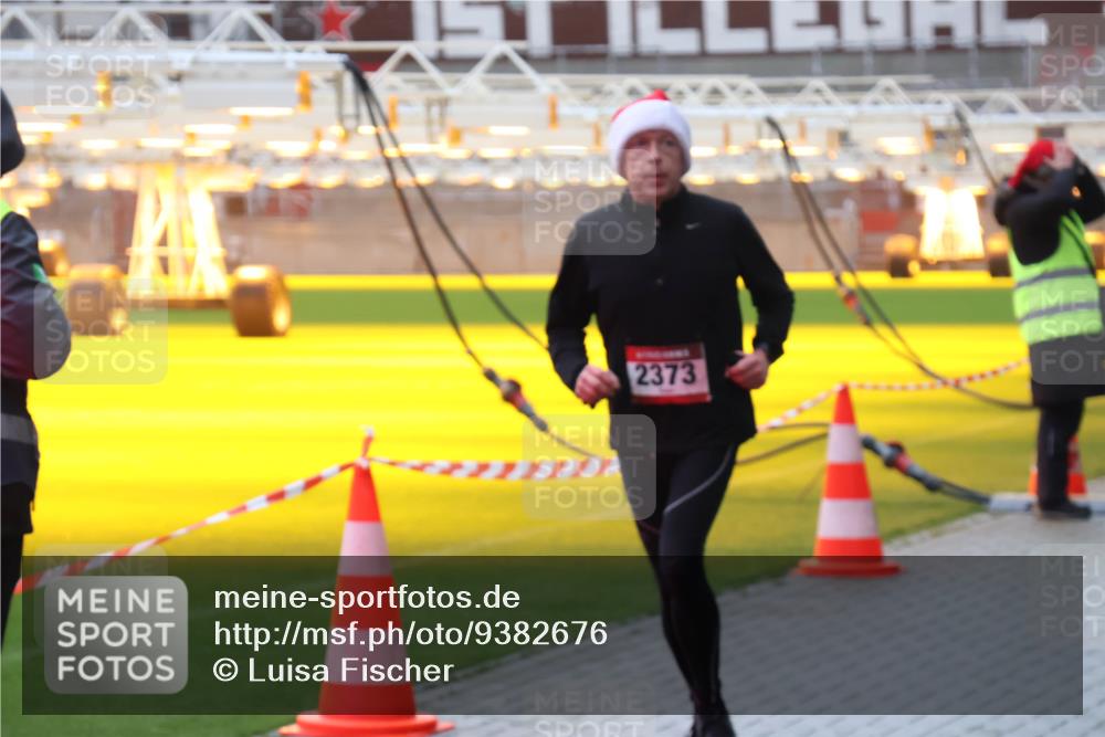 07.12.2025 - St. Pauli X-Mass-Run No. 15 Luisa Fischer http://msf.ph/oto/9382676 07.12.2025 11:23:30 Ziel 2373, 21, 69, 520, 714, 1018, 1141, 2023, 2373, 2821, 2823, 4249, 4824 meine-sportfotos.de