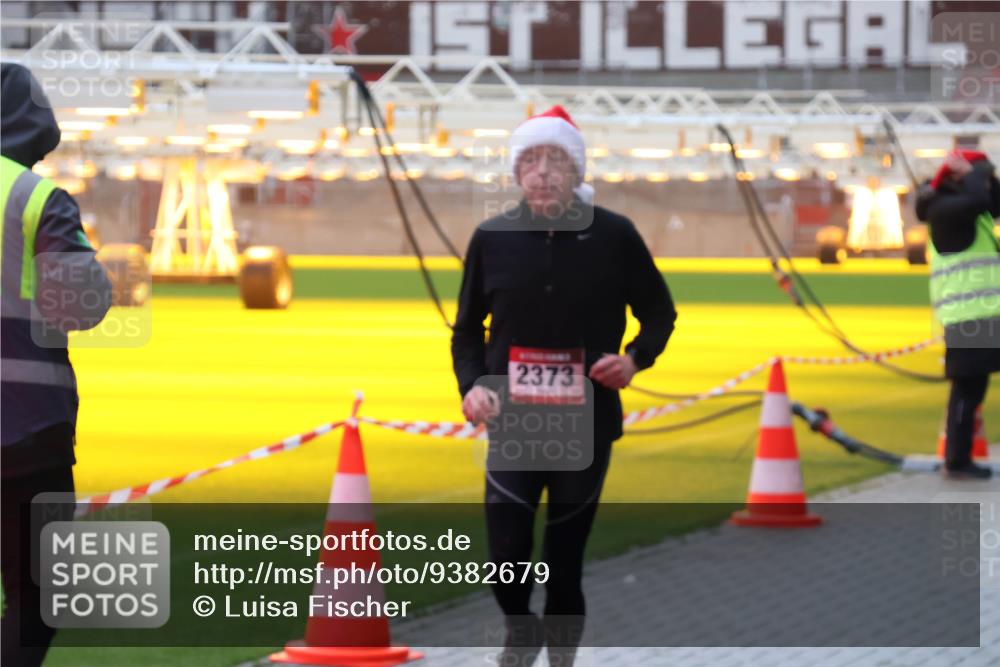 07.12.2025 - St. Pauli X-Mass-Run No. 15 Luisa Fischer http://msf.ph/oto/9382679 07.12.2025 11:23:31 Ziel 2373, 21, 69, 714, 1018, 1141, 2023, 2373, 2821, 2823, 4249, 4824 meine-sportfotos.de