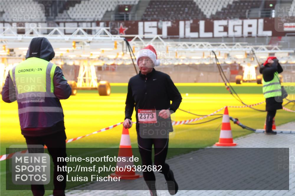 07.12.2025 - St. Pauli X-Mass-Run No. 15 Luisa Fischer http://msf.ph/oto/9382682 07.12.2025 11:23:31 Ziel 2373, 21, 69, 714, 1018, 1141, 2023, 2373, 2821, 2823, 4249, 4824 meine-sportfotos.de