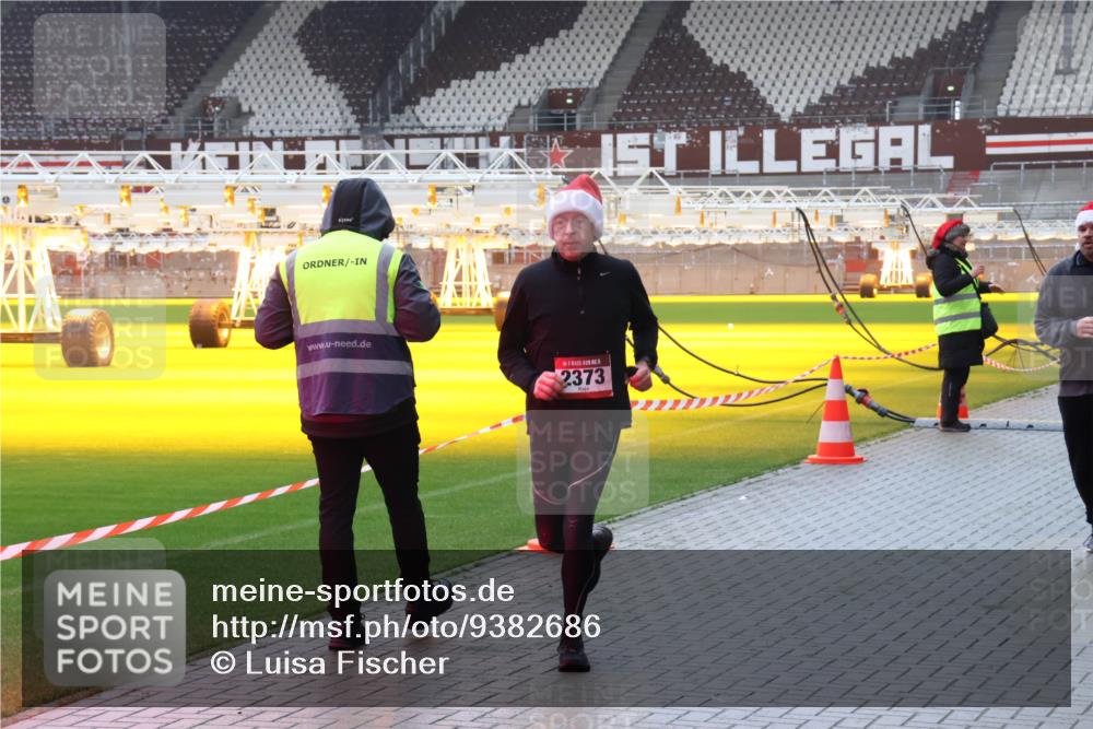 07.12.2025 - St. Pauli X-Mass-Run No. 15 Luisa Fischer http://msf.ph/oto/9382686 07.12.2025 11:23:31 Ziel 2373, 21, 69, 714, 1018, 1141, 2023, 2373, 2821, 2823, 4249, 4824 meine-sportfotos.de