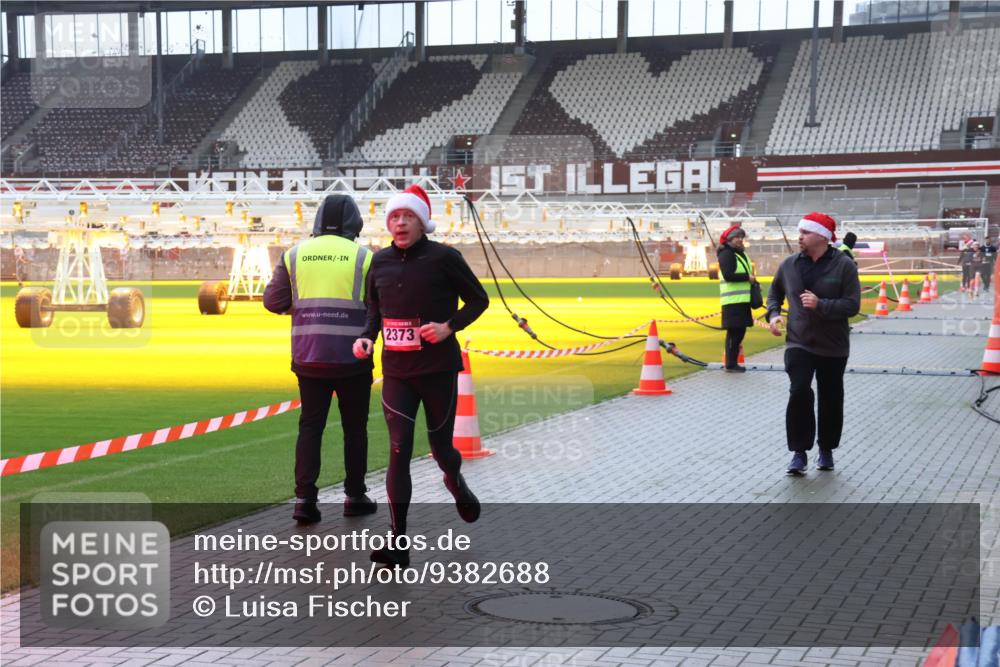 07.12.2025 - St. Pauli X-Mass-Run No. 15 Luisa Fischer http://msf.ph/oto/9382688 07.12.2025 11:23:32 Ziel 2373, 21, 69, 714, 1018, 1141, 2023, 2373, 2821, 2823, 4249, 4824 meine-sportfotos.de