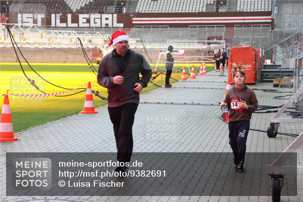 07.12.2025 - St. Pauli X-Mass-Run No. 15 Luisa Fischer http://msf.ph/oto/9382691 07.12.2025 11:23:33 Ziel 14, 21, 69, 714, 1018, 1141, 2023, 2373, 2821, 2823, 4249, 4824 meine-sportfotos.de