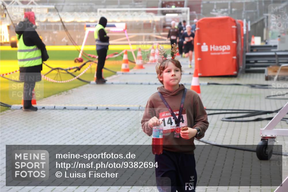 07.12.2025 - St. Pauli X-Mass-Run No. 15 Luisa Fischer http://msf.ph/oto/9382694 07.12.2025 11:23:34 Ziel xxxx, 21, 69, 714, 1018, 1141, 2023, 2373, 2821, 2823, 3302, 4249, 4824 meine-sportfotos.de