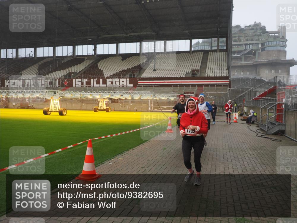 07.12.2025 - St. Pauli X-Mass-Run No. 15 Fabian Wolf http://msf.ph/oto/9382695 07.12.2025 10:10:11 Ziel 962, 1399, 1732, 2502, 2504, 2560, 3245, 3246, 3410, 3411, 4358, 4507 meine-sportfotos.de