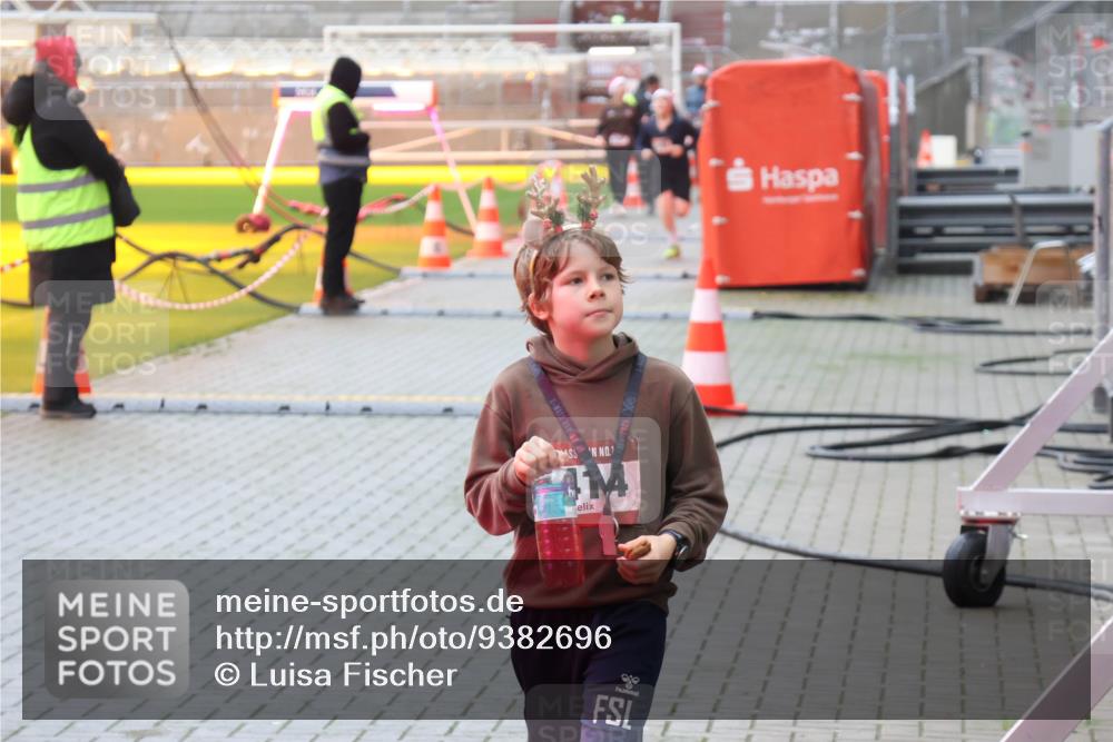 07.12.2025 - St. Pauli X-Mass-Run No. 15 Luisa Fischer http://msf.ph/oto/9382696 07.12.2025 11:23:34 Ziel  meine-sportfotos.de