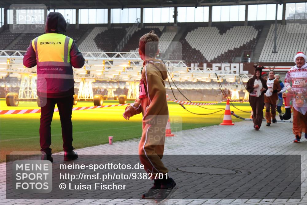 07.12.2025 - St. Pauli X-Mass-Run No. 15 Luisa Fischer http://msf.ph/oto/9382701 07.12.2025 10:50:15 Ziel 380, 23, 777, 40, 157, 890, 904, 905, 916, 1035, 1179, 1232, 1273, 1274, 1663, 2100, 2201, 2299, 2301, 2338, 2340, 2341, 2421, 2575, 2777, 2779, 3026, 3030, 3380, 4855 meine-sportfotos.de