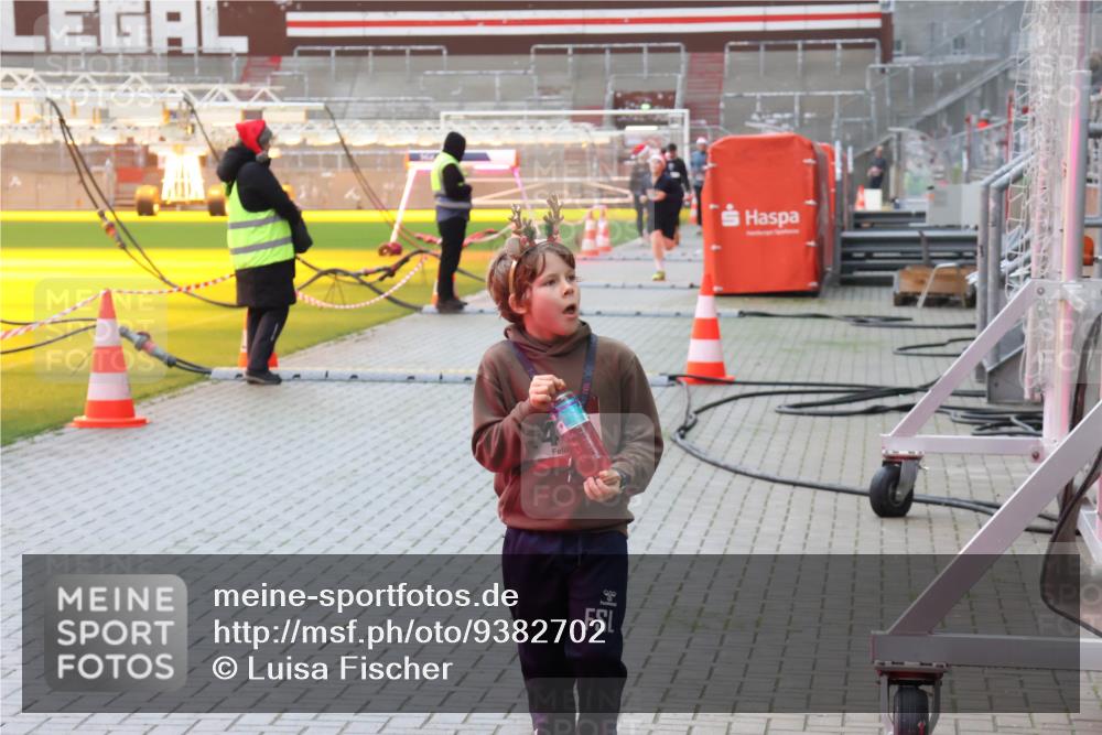 07.12.2025 - St. Pauli X-Mass-Run No. 15 Luisa Fischer http://msf.ph/oto/9382702 07.12.2025 11:23:35 Ziel 21, 69, 714, 1141, 2023, 2373, 2821, 2823, 3302, 4249, 4824 meine-sportfotos.de