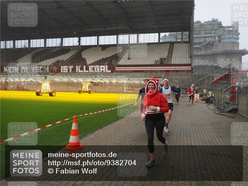 07.12.2025 - St. Pauli X-Mass-Run No. 15 Fabian Wolf http://msf.ph/oto/9382704 07.12.2025 10:10:11 Ziel 962, 1399, 1732, 2502, 2504, 2560, 3245, 3246, 3410, 3411, 4358, 4507 meine-sportfotos.de