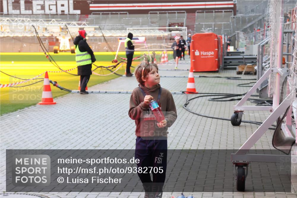 07.12.2025 - St. Pauli X-Mass-Run No. 15 Luisa Fischer http://msf.ph/oto/9382705 07.12.2025 11:23:35 Ziel 96, 21, 69, 714, 1141, 2023, 2373, 2821, 2823, 3302, 4249, 4824 meine-sportfotos.de