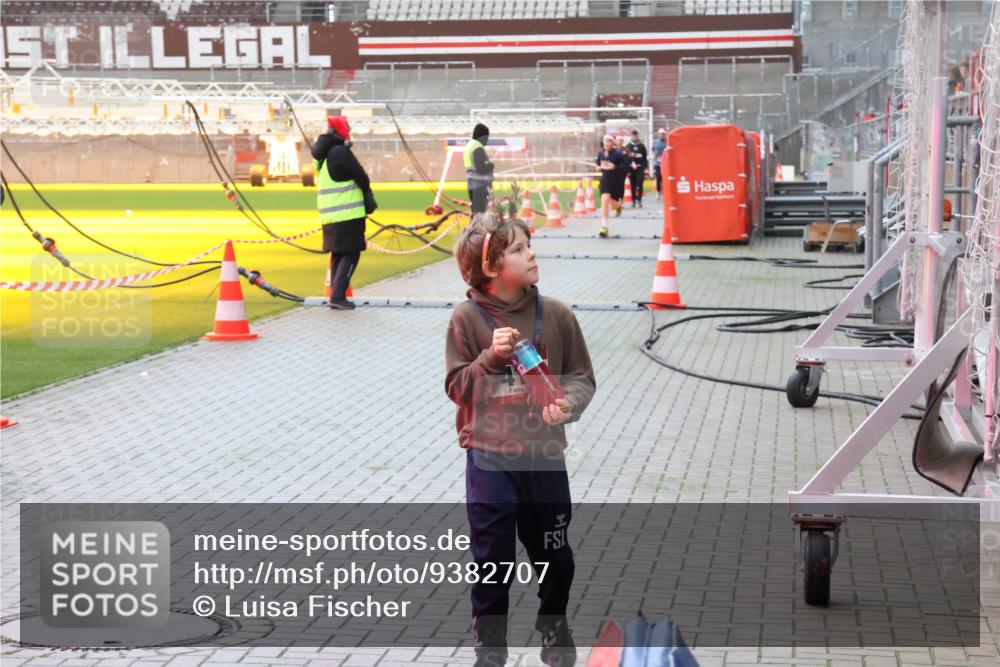 07.12.2025 - St. Pauli X-Mass-Run No. 15 Luisa Fischer http://msf.ph/oto/9382707 07.12.2025 11:23:36 Ziel 21, 69, 714, 1141, 2023, 2373, 2821, 2823, 3302, 4249, 4824 meine-sportfotos.de