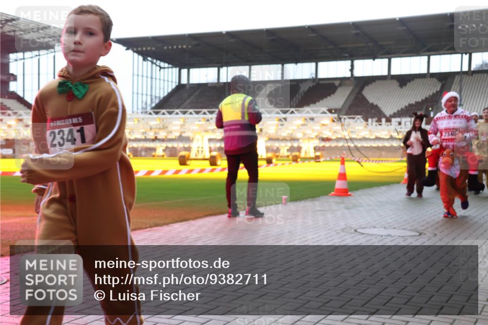 07.12.2025 - St. Pauli X-Mass-Run No. 15 Luisa Fischer http://msf.ph/oto/9382711 07.12.2025 10:50:17 Ziel 2341, 2340, 40, 157, 890, 904, 905, 916, 1035, 1179, 1232, 1273, 1663, 2100, 2201, 2299, 2301, 2338, 2340, 2341, 2421, 2575, 2777, 2779, 3026, 3030, 3380, 4855 meine-sportfotos.de