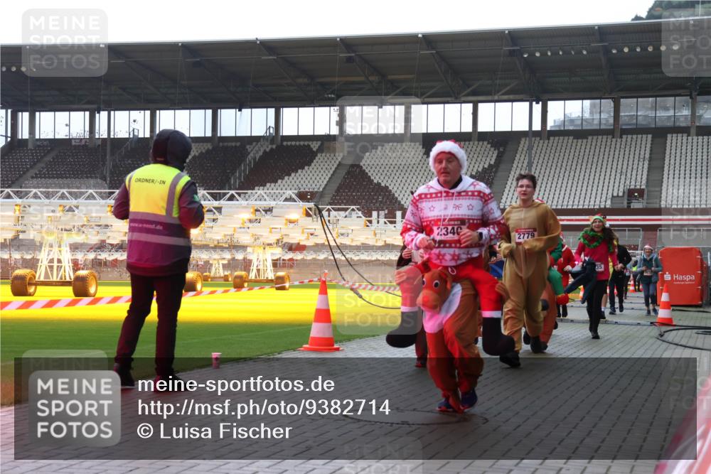 07.12.2025 - St. Pauli X-Mass-Run No. 15 Luisa Fischer http://msf.ph/oto/9382714 07.12.2025 10:50:18 Ziel 2340, 2779, 40, 157, 890, 904, 905, 916, 1035, 1179, 1232, 1273, 2100, 2201, 2299, 2301, 2338, 2340, 2341, 2421, 2575, 2777, 2779, 3026, 3030, 3380, 4855 meine-sportfotos.de
