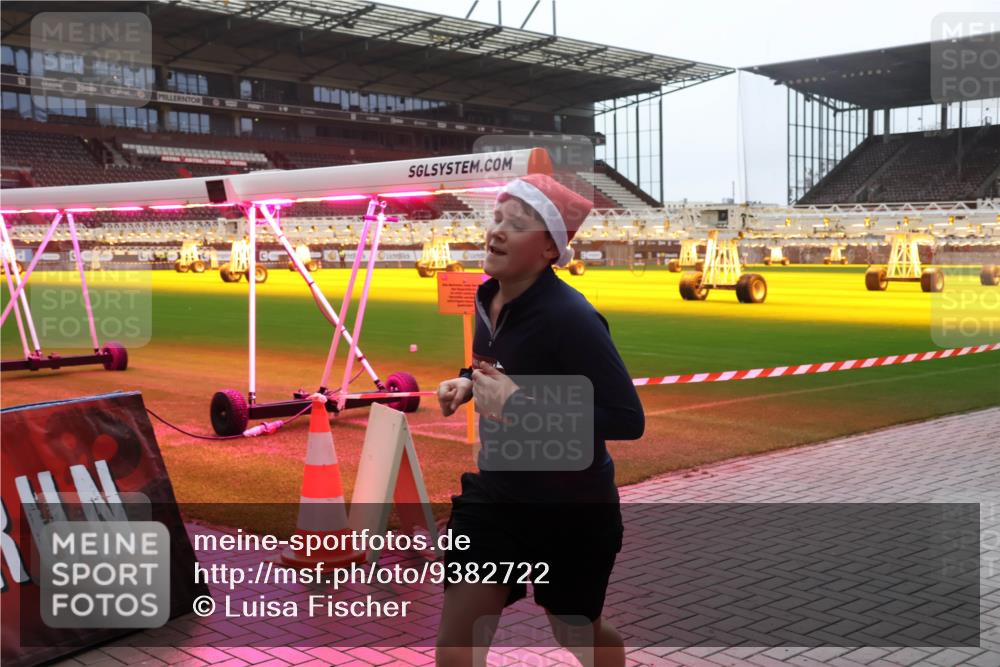 07.12.2025 - St. Pauli X-Mass-Run No. 15 Luisa Fischer http://msf.ph/oto/9382722 07.12.2025 11:23:46 Ziel 21, 69, 714, 1141, 2023, 2037, 2373, 2387, 2389, 2409, 2821, 2823, 3190, 3191, 3302, 4249, 4648, 4824 meine-sportfotos.de