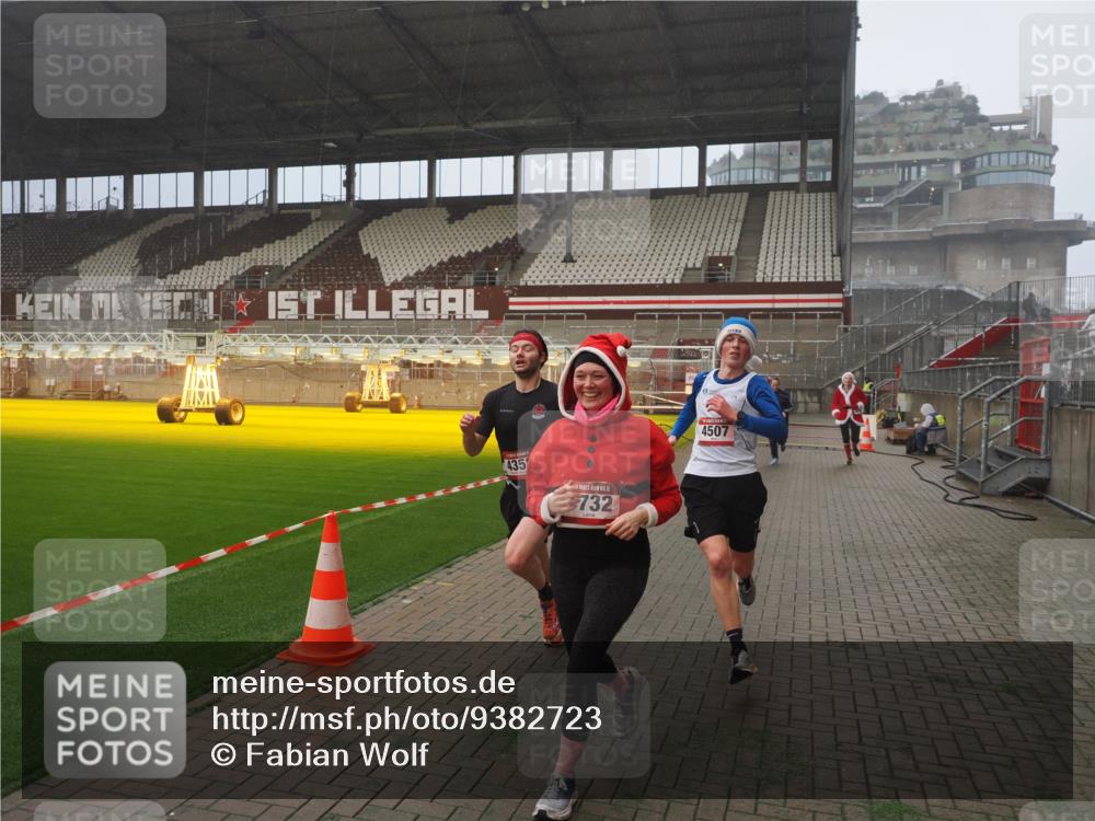 07.12.2025 - St. Pauli X-Mass-Run No. 15 Fabian Wolf http://msf.ph/oto/9382723 07.12.2025 10:10:12 Ziel 962, 1399, 1732, 3245, 3246, 3410, 3411, 4358, 4507 meine-sportfotos.de
