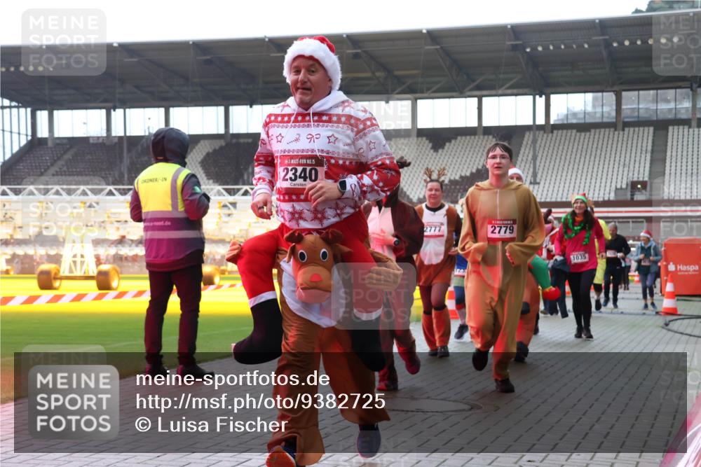 07.12.2025 - St. Pauli X-Mass-Run No. 15 Luisa Fischer http://msf.ph/oto/9382725 07.12.2025 10:50:19 Ziel 15, 2340, 2777, 2779, 1231, 1035, 40, 157, 890, 904, 905, 916, 1035, 1179, 1232, 2100, 2201, 2299, 2301, 2338, 2340, 2341, 2421, 2575, 2777, 2779, 3026, 3030, 3380, 4855 meine-sportfotos.de