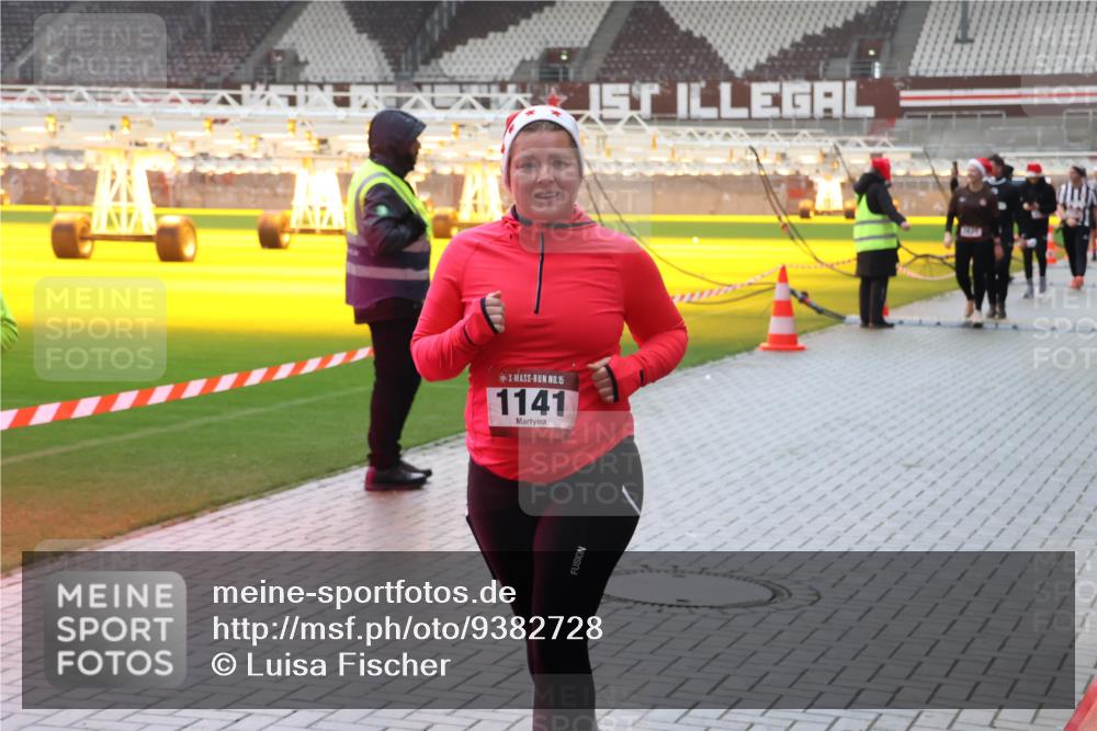 07.12.2025 - St. Pauli X-Mass-Run No. 15 Luisa Fischer http://msf.ph/oto/9382728 07.12.2025 11:24:04 Ziel 15, 1141, 21, 593, 714, 1141, 2037, 2387, 2389, 2409, 2814, 2821, 2823, 3071, 3190, 3191, 3302, 4648 meine-sportfotos.de
