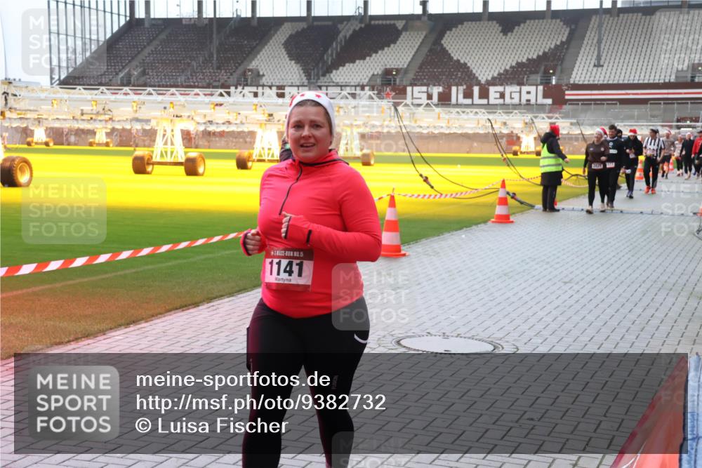 07.12.2025 - St. Pauli X-Mass-Run No. 15 Luisa Fischer http://msf.ph/oto/9382732 07.12.2025 11:24:04 Ziel 15, 1141, 21, 593, 714, 1141, 2037, 2387, 2389, 2409, 2814, 2821, 2823, 3071, 3190, 3191, 3302, 4648 meine-sportfotos.de