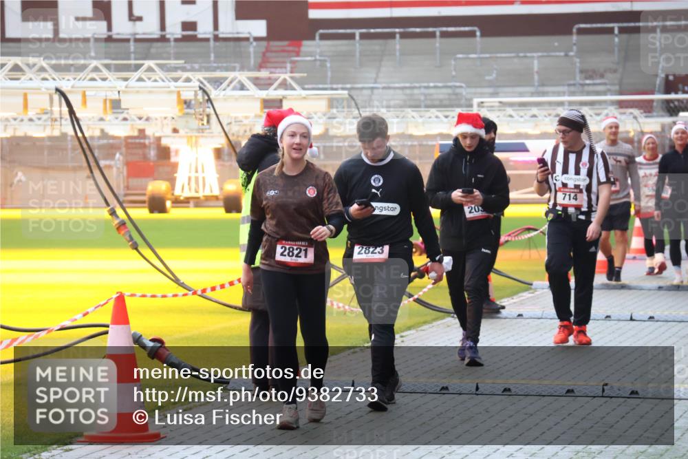 07.12.2025 - St. Pauli X-Mass-Run No. 15 Luisa Fischer http://msf.ph/oto/9382733 07.12.2025 11:24:06 Ziel 2821, 110, 203, 2823, 714, 593, 714, 1141, 2037, 2387, 2389, 2409, 2814, 2821, 2823, 3071, 3190, 3191, 3302, 4648 meine-sportfotos.de