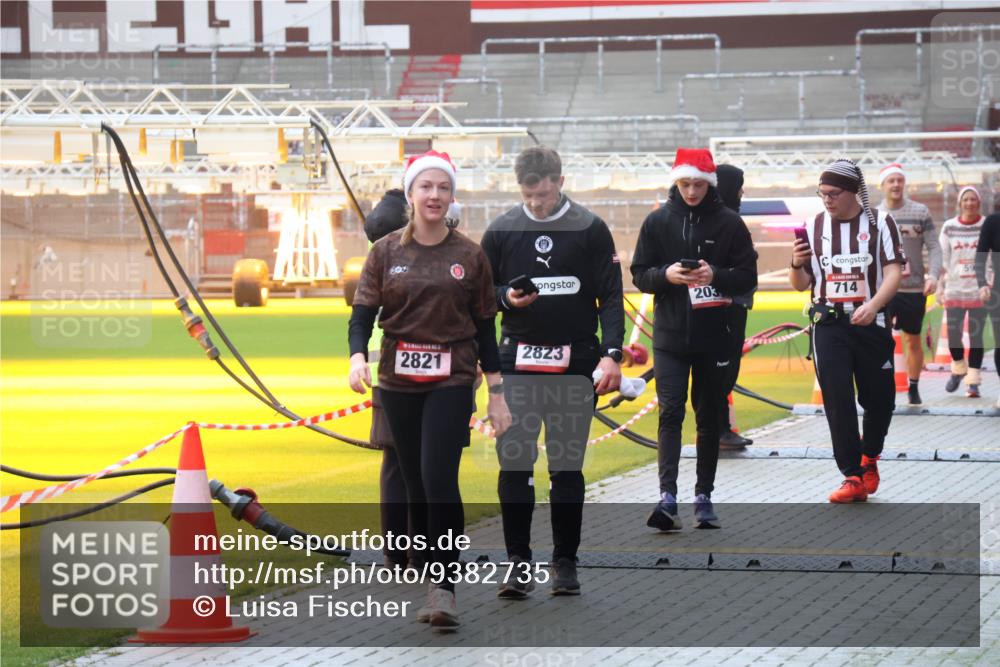 07.12.2025 - St. Pauli X-Mass-Run No. 15 Luisa Fischer http://msf.ph/oto/9382735 07.12.2025 11:24:06 Ziel 59, 203, 714, 2823, 2821, 593, 714, 1141, 2037, 2387, 2389, 2409, 2814, 2821, 2823, 3071, 3190, 3191, 3302, 4648 meine-sportfotos.de