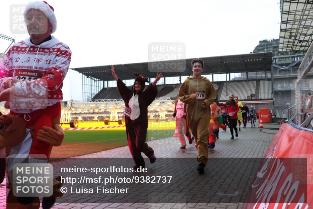 07.12.2025 - St. Pauli X-Mass-Run No. 15 Luisa Fischer http://msf.ph/oto/9382737 07.12.2025 10:50:20 Ziel 15, 380, 2777, 779, 40, 157, 890, 904, 905, 916, 1035, 1179, 1232, 2100, 2201, 2299, 2301, 2338, 2340, 2341, 2421, 2575, 2777, 2779, 3026, 3030, 3380, 4855 meine-sportfotos.de