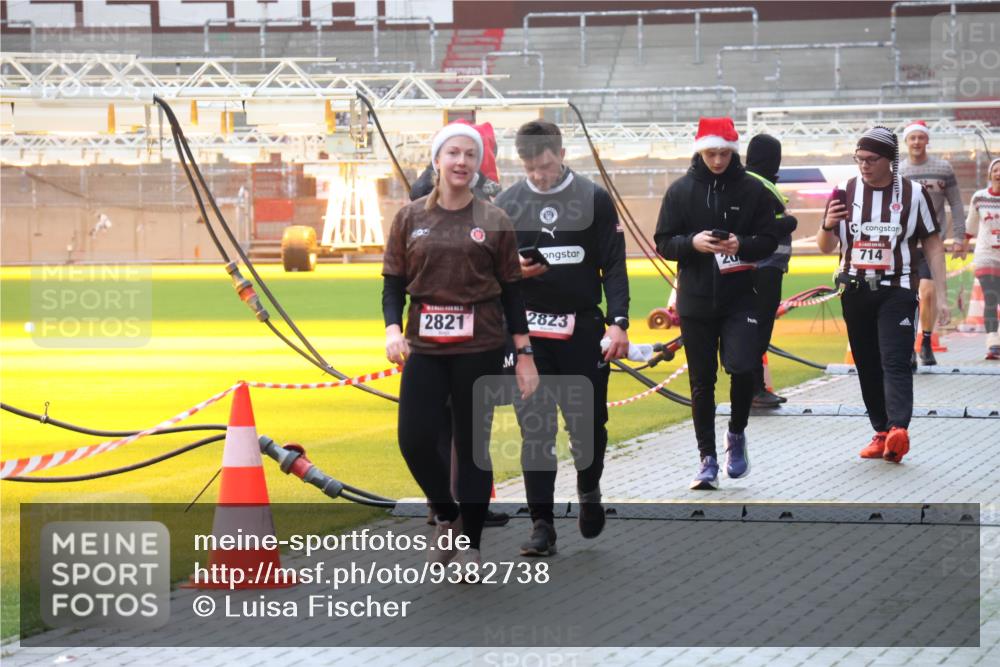 07.12.2025 - St. Pauli X-Mass-Run No. 15 Luisa Fischer http://msf.ph/oto/9382738 07.12.2025 11:24:07 Ziel 20, 2821, 2823, 714, 593, 714, 1141, 2037, 2387, 2389, 2409, 2814, 2821, 2823, 3071, 3190, 3191, 3302, 4648 meine-sportfotos.de