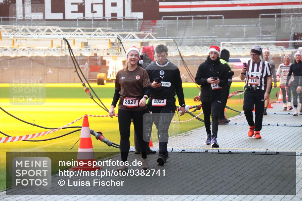 07.12.2025 - St. Pauli X-Mass-Run No. 15 Luisa Fischer http://msf.ph/oto/9382741 07.12.2025 11:24:07 Ziel 8019, 2821, 2823, 203, 714, 593, 714, 1141, 2037, 2387, 2389, 2409, 2814, 2821, 2823, 3071, 3190, 3191, 3302, 4648 meine-sportfotos.de